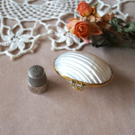 ヴィクトリアン マザーオブパールのケースと純銀製シンブル（指貫）のセット
