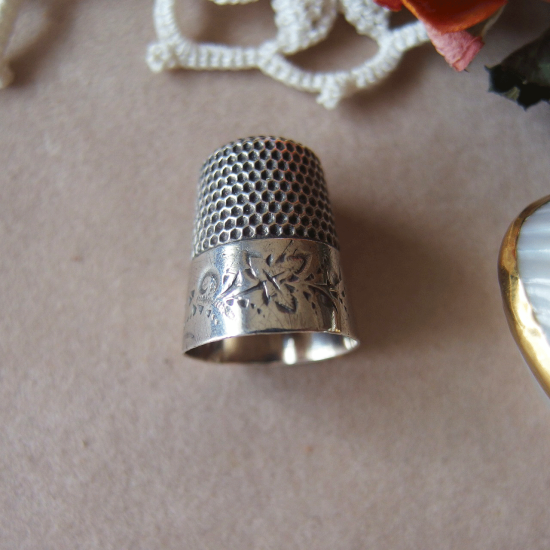 ヴィクトリアン マザーオブパールのケースと純銀製シンブル（指貫）のセット