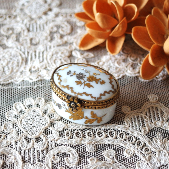 フランスアンティーク | 小さなリモージュボックス 金彩と銀彩のお花 