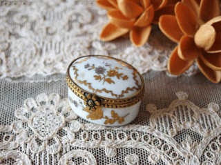 フランスアンティーク 小さなリモージュボックス 金彩と銀彩のお花模様  真鍮製留め具付き