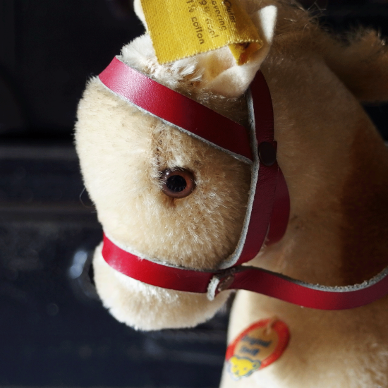 ヴィンテージ シュタイフ 馬のポニー（Ponny）イエロータグ・シルバーボタン・チェストタグ・頭絡・手綱付き オールID