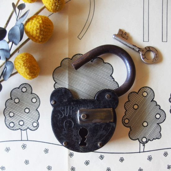 フランスアンティーク クマ型の黒い南京錠（Breveté S.G.D.Gの刻印入り）