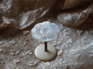 ヴィクトリアン マザーオブパールの糸巻き お花のコットンリール 2.8cm（2）