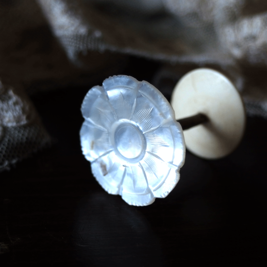 ヴィクトリアン マザーオブパールの糸巻き お花のコットンリール 3.2cm（3）