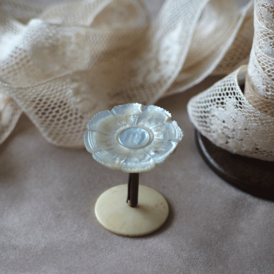 ヴィクトリアン マザーオブパールの糸巻き お花のコットンリール 3.2cm（4）