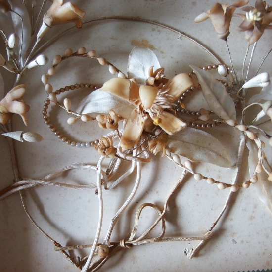 フランスアンティーク ワックスフラワーの花冠とブートニアとウエディング手袋のセット G.O.L オリジナルの箱付き