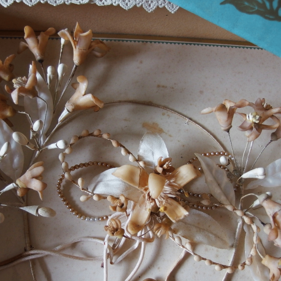 フランスアンティーク ワックスフラワーの花冠とブートニアとウエディング手袋のセット G.O.L オリジナルの箱付き