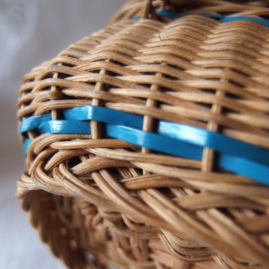 フランスアンティーク ドールパニエ ２色の籐製ドールバスケット（青緑色）