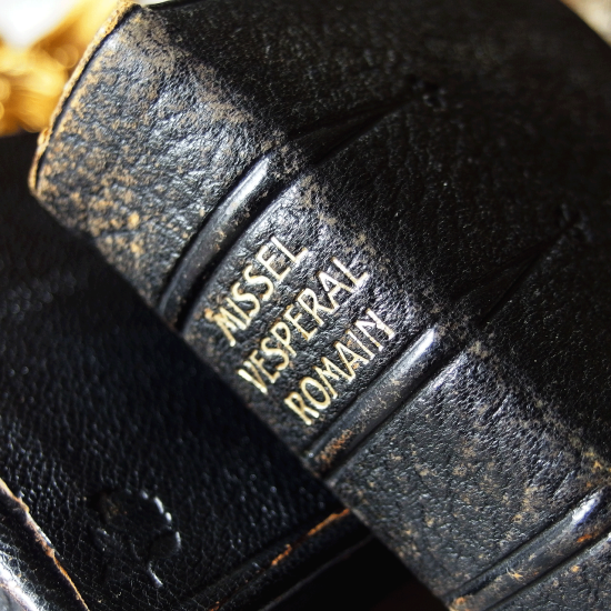 アンティーク 黒いレザーの祈祷書 ミサ典書 1940年（黒いレザーのケース付き）