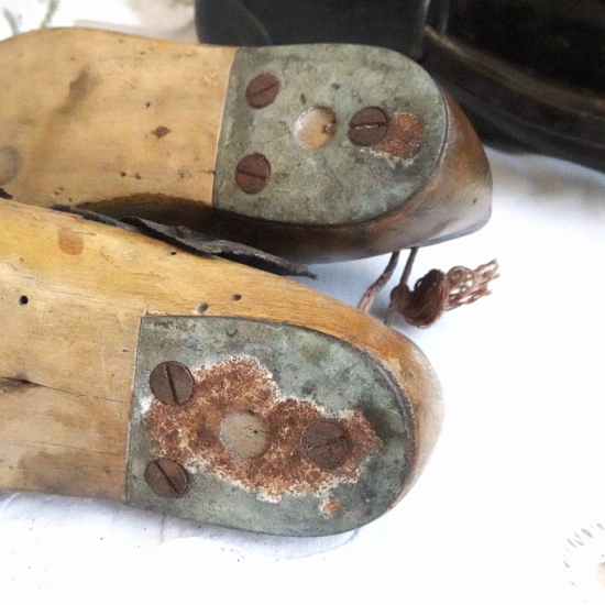フランスアンティーク 子供靴の木型 革が残ったシューモールド