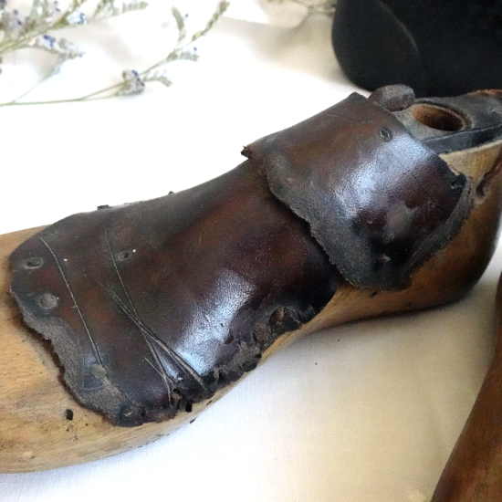 フランスアンティーク 子供靴の木型 革が残ったシューモールド