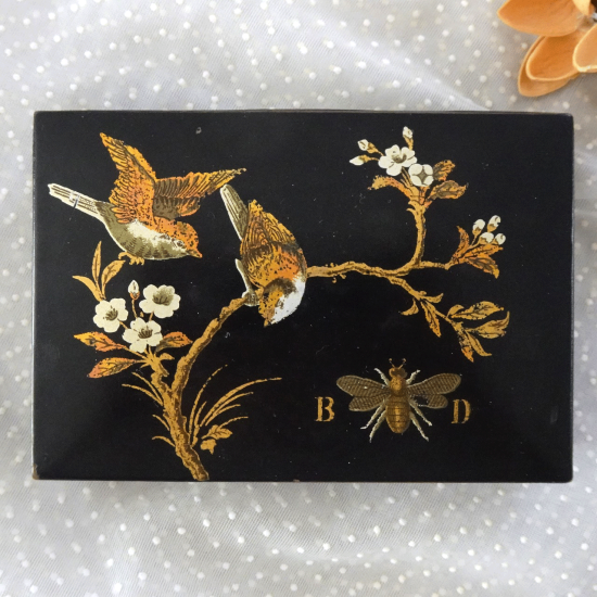フランスアンティーク 19世紀 パピエマシェの小箱（番い鳥とナツツバキ）