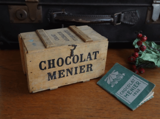 フランスアンティーク Chocolat Menier（ショコラ・メニエ）ミニチュア 木箱とカレンダーのセット