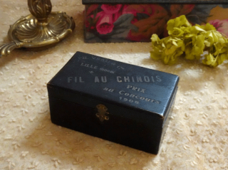 フランスアンティーク Fil Au Chinois（フィル・オ・シノワ）黒い木箱 木製の糸箱