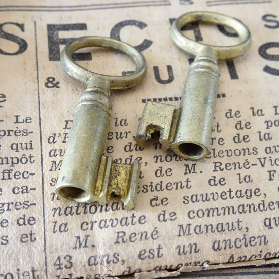 フランスアンティーク クマ鍵 クマ型の南京錠（UNIS F.T.H FRANCEの刻印入り）