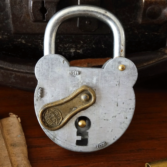 フランスアンティーク クマ鍵 クマ型の南京錠（UNIS F.T.H FRANCEの刻印入り）