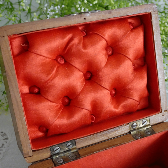 フランスアンティーク 矢車菊のモシュリンヌボックス  赤いシルクのジュエリーボックス