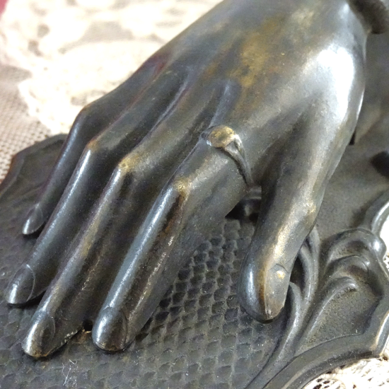 フランスアンティーク 20世紀初頭 真鍮製 貴婦人の手 黒いクリップ 14cm 