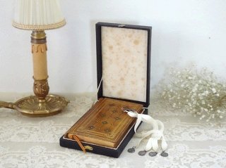 フランスアンティーク 革装丁の祈祷書（ミゼル）とメダイのブックマーク 専用箱付き