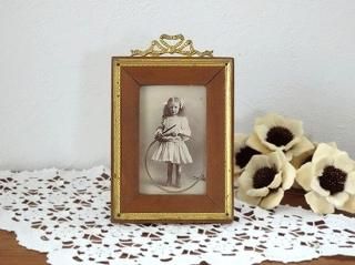 アンティークフォトフレーム　19世紀フランス製　丸型　女の子のイラスト付き アンティークフォトフレーム 19世紀フランス製 丸型 女の子の