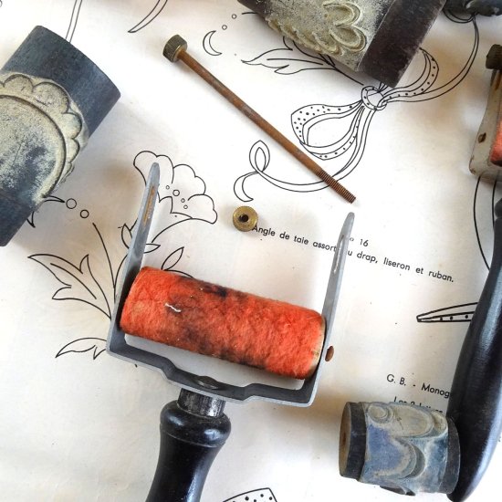 フランスアンティーク サマリテーヌ百貨店の紙箱 刺繍用ローラースタンプとモノグラム刺繍スタンプのセット