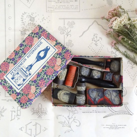 フランスアンティーク サマリテーヌ百貨店の紙箱 刺繍用ローラースタンプとモノグラム刺繍スタンプのセット
