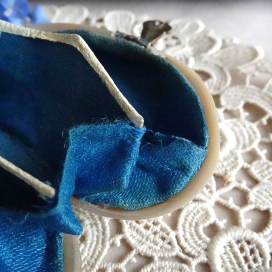 フランス 19世紀 マザーオブパールの小さなコインパース エッグ型 青いシルク シルバーの留め具付き