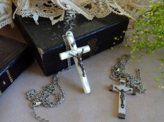 フランス20世紀初頭 マザーオブパールのクロス（十字架）のペンダント キリスト磔刑 アジャスター付きチェーン