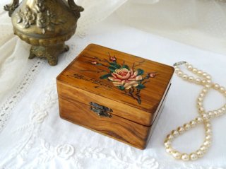 フランスアンティーク 薔薇のお花と蕾のモシュリンヌボックス  Mont-Dore 留め具付き木箱 