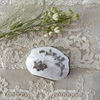 フランス 19世紀 マザーオブパールの小さなコインパース 純銀製 お花の装飾 白いシルクとレザー