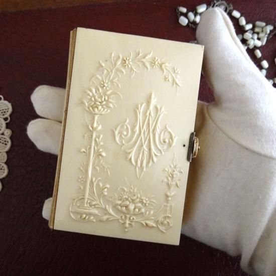 アンティーク 聖書 | フランス セルロイドのミゼル ミサ典礼書 聖書 薔薇の花台とモノグラムAM 初聖体の少女 ダイカットのクロモ付き | アンティーク雑貨通販ショップ Clotte アンティーク 聖書 | フランス セルロイドのミゼル ミサ典礼書 聖書 薔薇の花台とモノグラムAM 初聖体の少女 ダイカットのクロモ付き | アンティーク雑貨通販ショップ Clotte