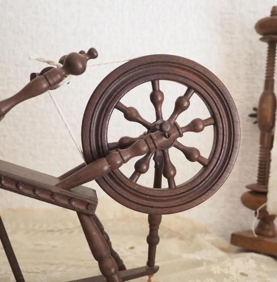 糸車　古民具　木＆竹製　アンティーク装飾品　レイアウト提案・行燈添え 糸車 古民具 木＆竹製 アンティーク装飾品 レイアウト提案・行燈添え