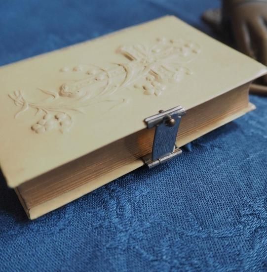 アンティーク 聖書 | フランス 20世紀 セルロイドの祈祷書 すずらんと