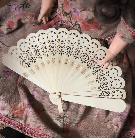 1902年花柄扇子型カレンダーカード　紙物　フランスアンティーク　エヴァンタイユ 1902年花柄扇子型カレンダーカード 紙物 フランスアンティーク
