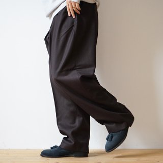 FARAH-Two-tuck Wide Tapered Pants (WOOL)<img class='new_mark_img2' src='https://img.shop-pro.jp/img/new/icons13.gif' style='border:none;display:inline;margin:0px;padding:0px;width:auto;' />
