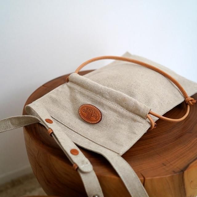 THE BACKWARD VENDOR POST BAG / Vegetable tanned leather, daedstock linen