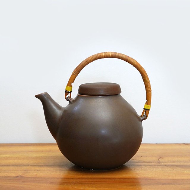 ARABIA / ‘GA3’ Tea Pot / Mud Brown / 1950s-60s / Finland / Ulla Procope