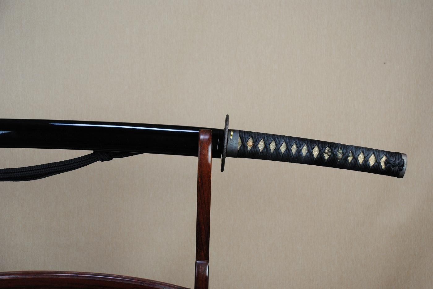 希少 模造刀剣 刀身は二尺と短く仕上げた本格派逸品 返り角付 柳生連也斎愛刀dx 近江大掾 肥前忠広 全長 cm 刃渡 60cm 柄長 21 5cm 刀身 超硬質軽量合金樋入刀身 鞘 黒石目塗 返り角付 頭金具 高彫桜唐草図柄頭金具 刃紋 肥前忠広 写刃紋 代引不可 希少 模造刀剣 刀身は二尺と短く仕上げた本格派逸品 返り角付 柳生連也斎愛刀dx 近江大掾 肥前忠広 全長 cm 刃渡 60cm 柄長 21 5cm 刀身 超硬質軽量合金樋入刀身 鞘 黒石目塗 返り角付 頭金具 高彫桜唐草図柄頭金具 刃紋 肥前忠広 写刃紋 代引不可