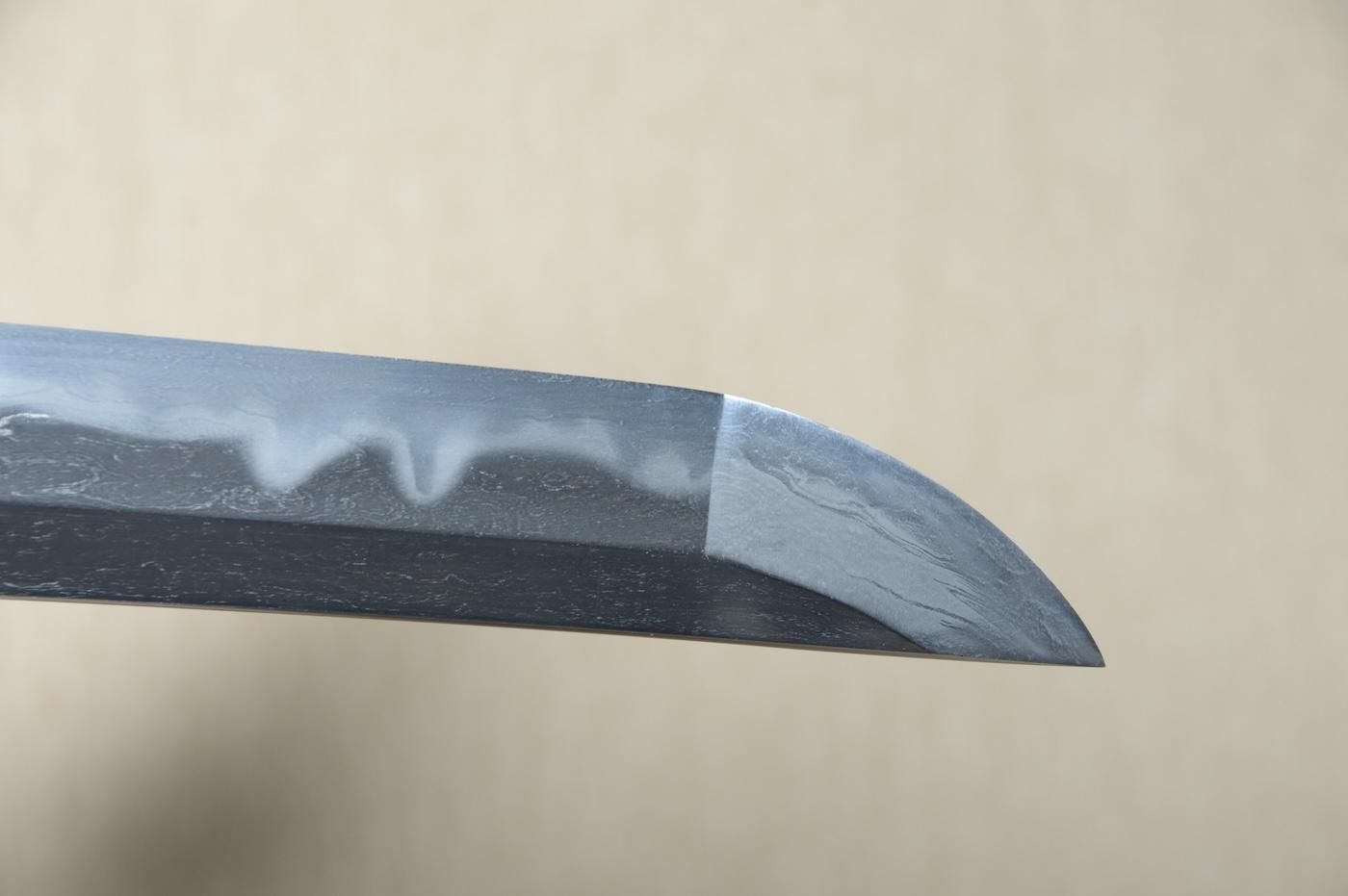 残欠の切っ先部です。合法サイズ、刃面は光沢があり直波紋が見えます。竹細工刀の材料 残欠の切っ先部です。合法サイズ、刃面は光沢があり直波紋が見え