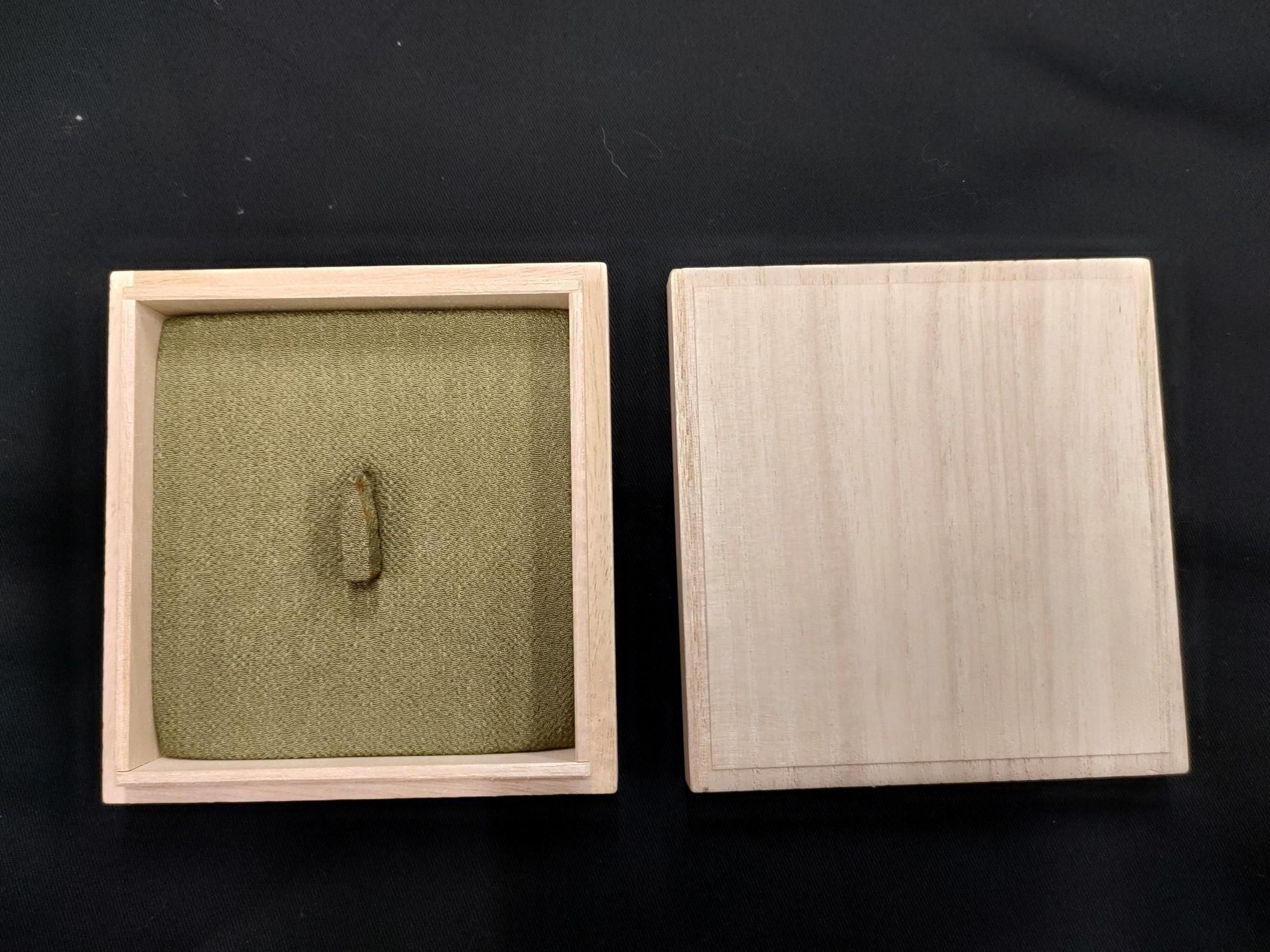 珍品　鉄鍔　鐔　(越後高田士松井貞寿　藝州海田於陳営　亀甲紋)幕末　刀工　箱付き 珍品 鉄鍔 鐔 (越後高田士松井貞寿 藝州海田於陳営 亀甲紋)幕末