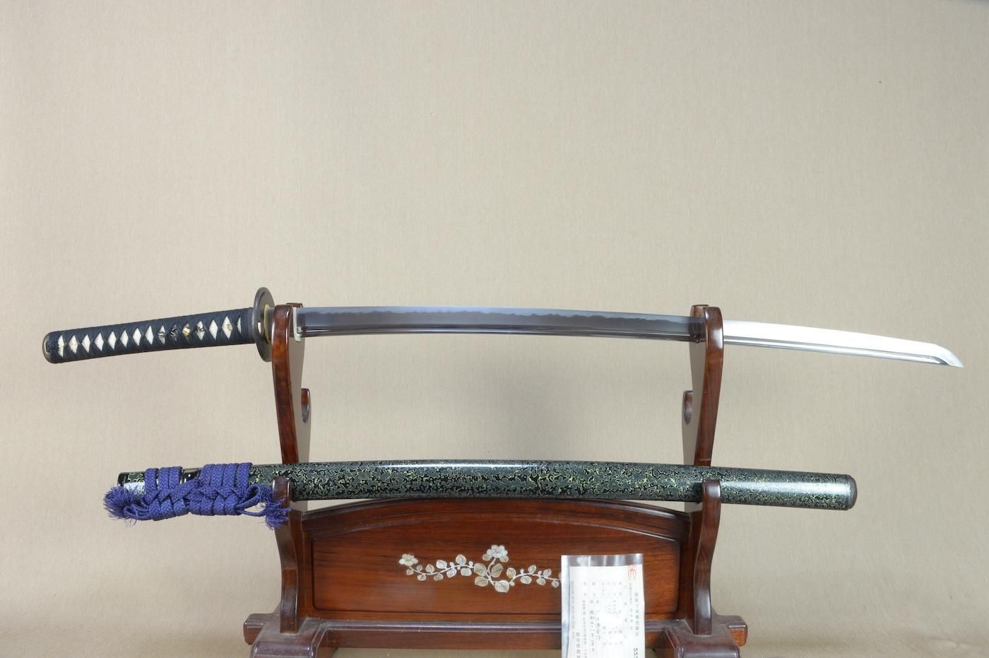 ●貴重 大振り 多刀掛け 五刀掛け 刀立 鍔透紋 脇指 刀 太刀 重く丈夫な造り 腰に映える居合向きの一振り】「秀安」70.8cm 、鑑賞に・居合