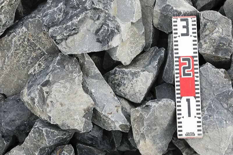 はるまる)　割栗石(黒茶200kg) Amazon.co.jp: 庭石 割栗石 ロックガーデン 揖斐青黒割栗石（150