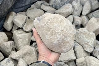 庭 ガーデニングの庭石 ごろた石 割栗石 栗石 玉石の販売 価格 サイズ 色がわかる