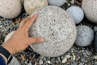 ボールストーン 白 磨き（Φ200mm）｜庭ガーデニングの粋でおしゃれな石