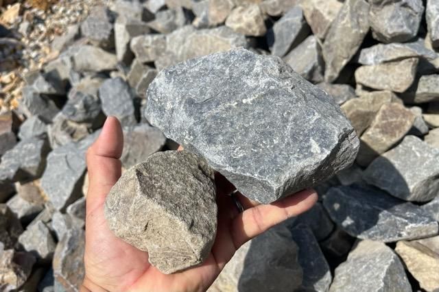 水石 グレーと白の山形状 形状お任せ 白風石 サイズミックス 10kg 60cm水槽向け