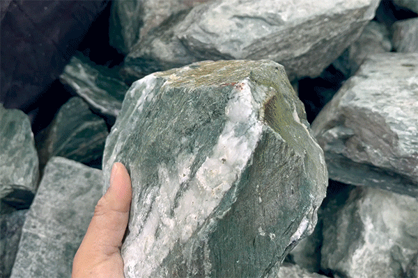 三波石割栗石 150-250mm｜庭ガーデニングの粋でおしゃれな石の