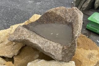 庵治石 水鉢 [2] 【一点もの】｜庭ガーデニングの粋でおしゃれな