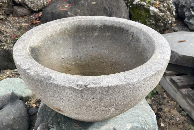 水鉢 つき臼 【一点もの】｜岐阜・愛知で庭石販売と庭造りのこと