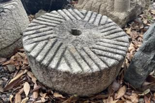 石臼 挽き臼 粉出口付き 【一点もの】|岐阜・愛知で庭石販売と 石臼 挽き臼 粉出口付き 【一点もの】|岐阜・愛知で庭石販売と