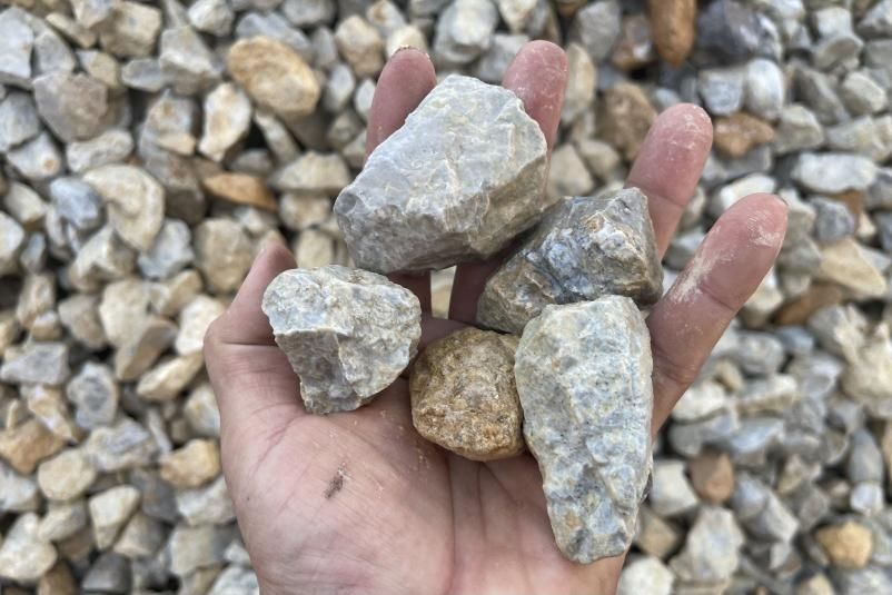 岐阜石割栗石（チャート石・40-80mm）＜価格,サイズ,色＞｜庭